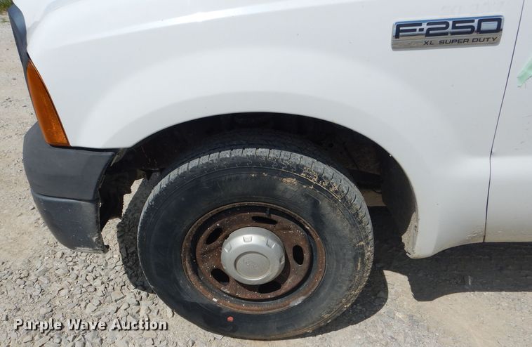 image for item DF3152 2006 Ford F250 Super Duty XL  pickup truck