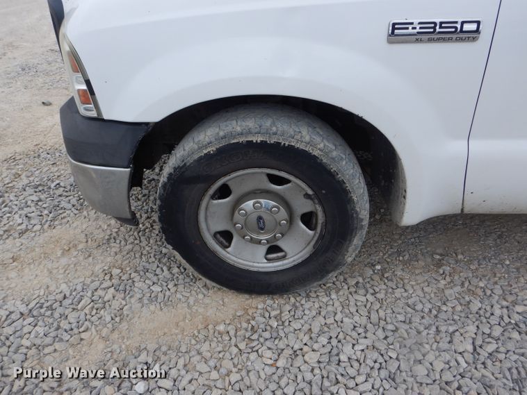image for item DF3156 2006 Ford F350 Super Duty XL  Crew Cab pickup truck