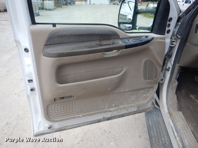 image for item DF3161 2001 Ford F550 Super Duty XL Crew Cab flatbed truck