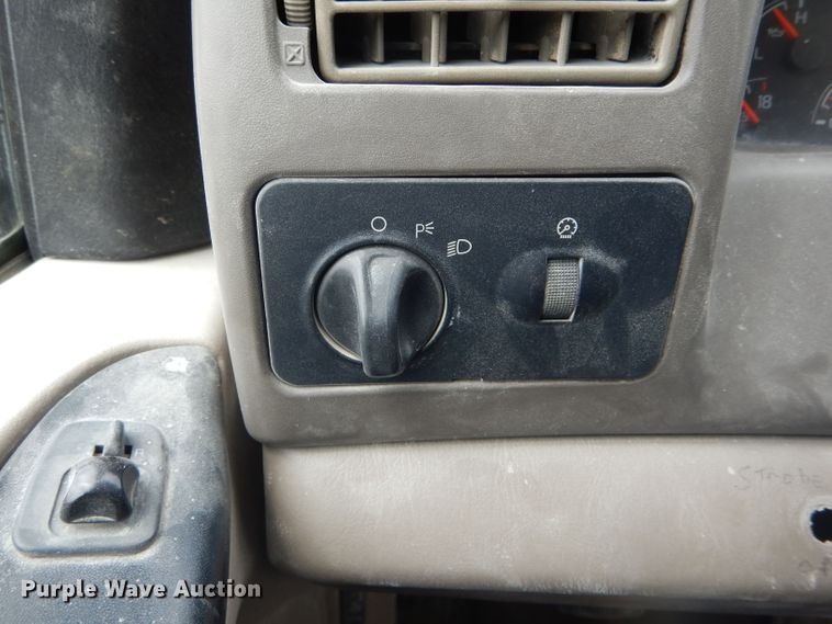 image for item DF3161 2001 Ford F550 Super Duty XL Crew Cab flatbed truck