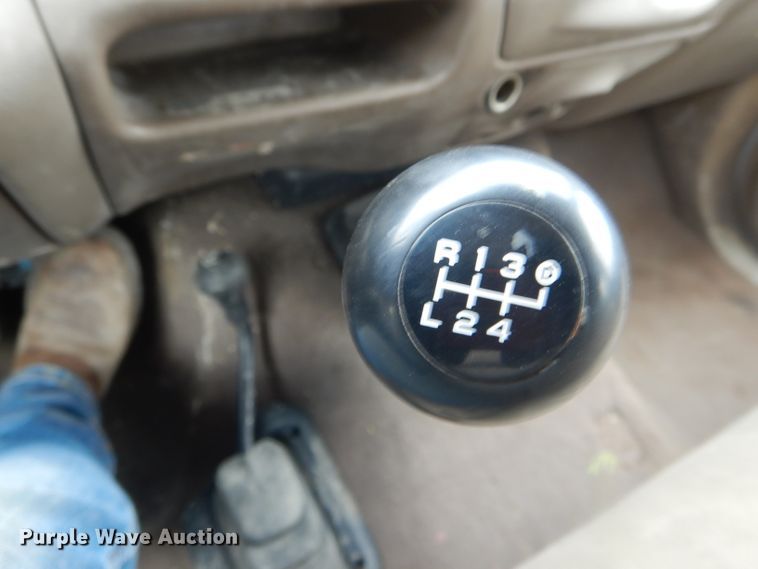 image for item DF3161 2001 Ford F550 Super Duty XL Crew Cab flatbed truck