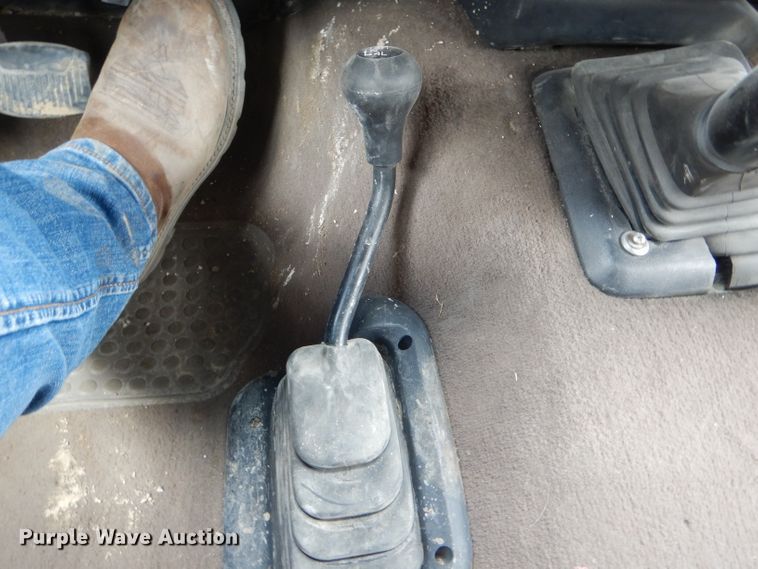 image for item DF3161 2001 Ford F550 Super Duty XL Crew Cab flatbed truck