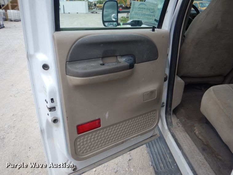 image for item DF3161 2001 Ford F550 Super Duty XL Crew Cab flatbed truck