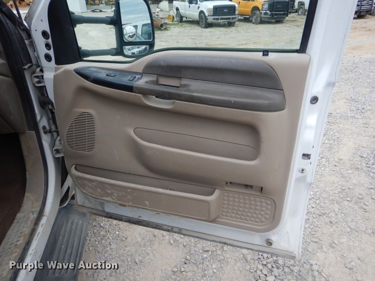 image for item DF3161 2001 Ford F550 Super Duty XL Crew Cab flatbed truck