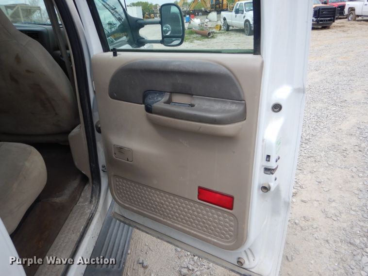 image for item DF3161 2001 Ford F550 Super Duty XL Crew Cab flatbed truck