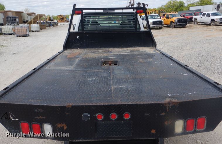 image for item DF3161 2001 Ford F550 Super Duty XL Crew Cab flatbed truck