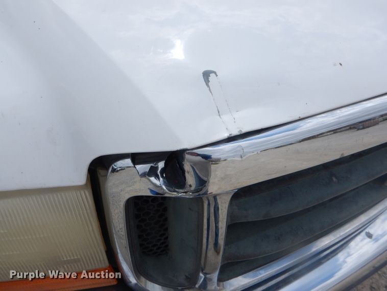 image for item DF3161 2001 Ford F550 Super Duty XL Crew Cab flatbed truck