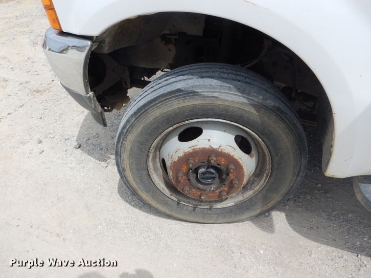 image for item DF3161 2001 Ford F550 Super Duty XL Crew Cab flatbed truck