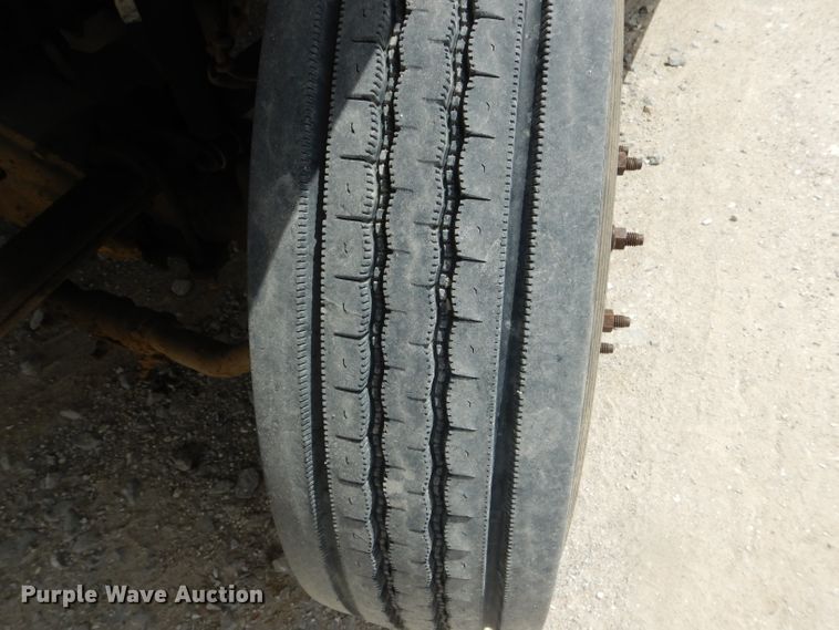 image for item DF3161 2001 Ford F550 Super Duty XL Crew Cab flatbed truck