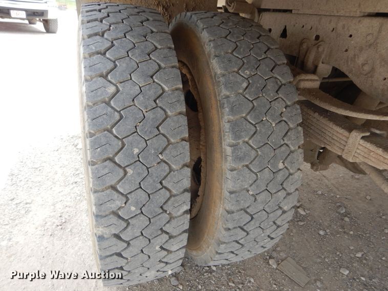 image for item DF3161 2001 Ford F550 Super Duty XL Crew Cab flatbed truck