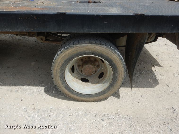 image for item DF3161 2001 Ford F550 Super Duty XL Crew Cab flatbed truck