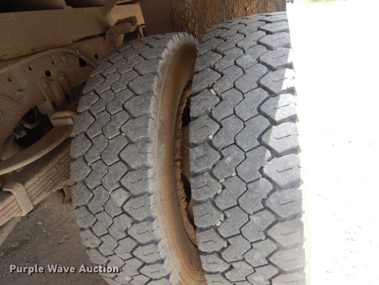 image for item DF3161 2001 Ford F550 Super Duty XL Crew Cab flatbed truck