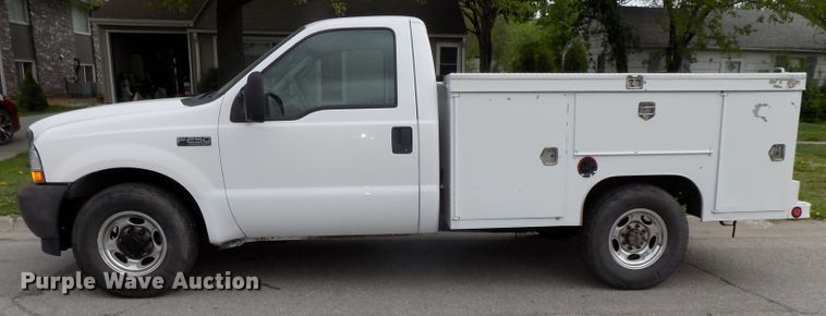 image for item DG2589 2003 Ford F250 Super Duty  utility bed pickup truck