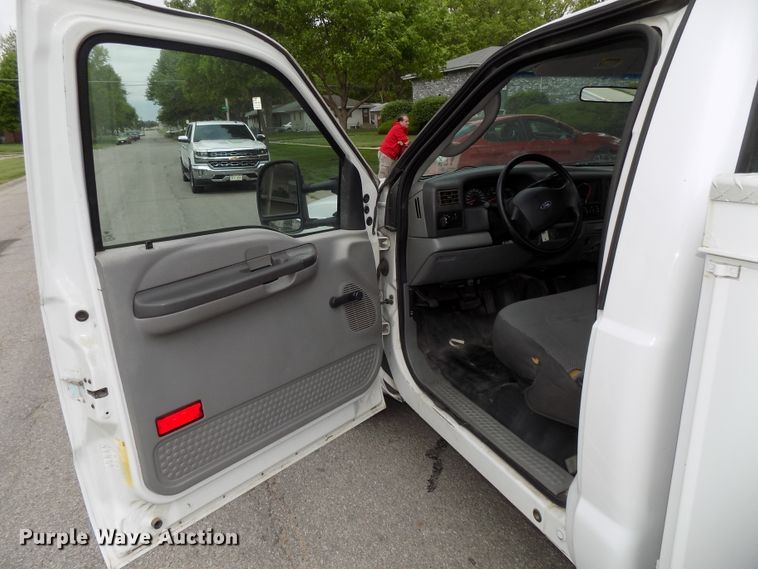 image for item DG2589 2003 Ford F250 Super Duty  utility bed pickup truck