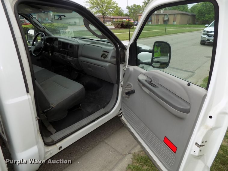 image for item DG2589 2003 Ford F250 Super Duty  utility bed pickup truck