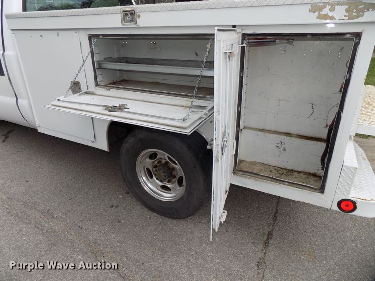 image for item DG2589 2003 Ford F250 Super Duty  utility bed pickup truck