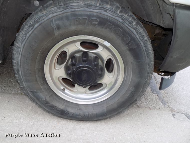 image for item DG2589 2003 Ford F250 Super Duty  utility bed pickup truck