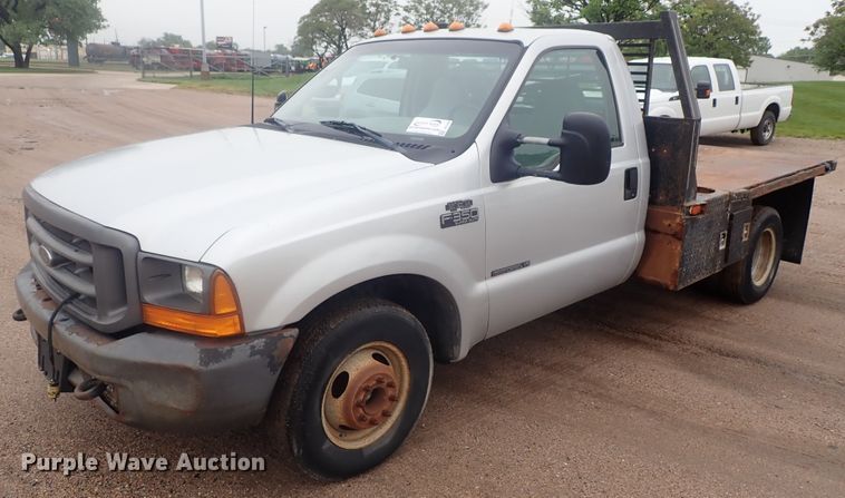 image for item DG3200 2000 Ford F350 Super Duty  flatbed pickup truck