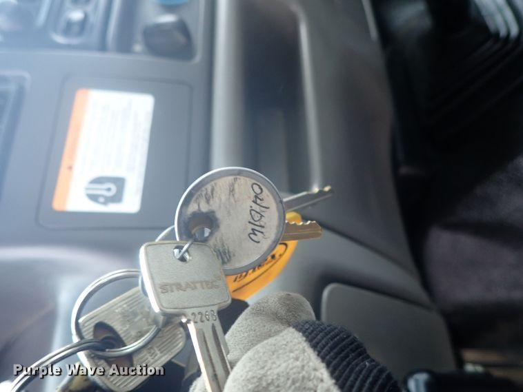 image for item DG3200 2000 Ford F350 Super Duty  flatbed pickup truck