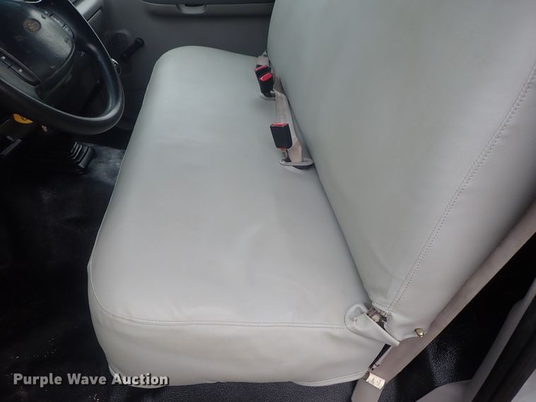 image for item DG3200 2000 Ford F350 Super Duty  flatbed pickup truck