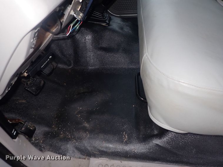 image for item DG3200 2000 Ford F350 Super Duty  flatbed pickup truck