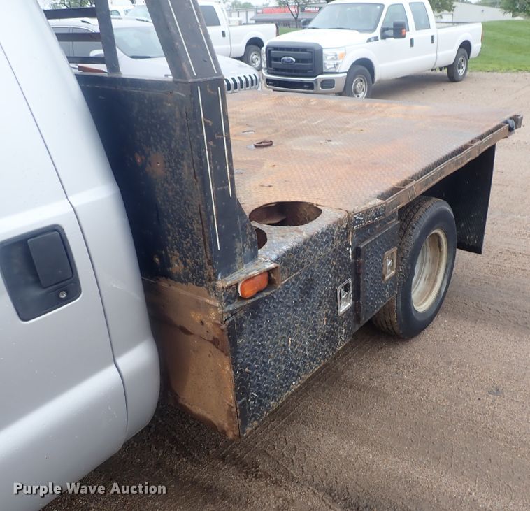 image for item DG3200 2000 Ford F350 Super Duty  flatbed pickup truck