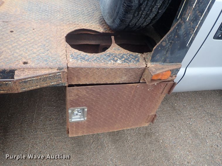 image for item DG3200 2000 Ford F350 Super Duty  flatbed pickup truck