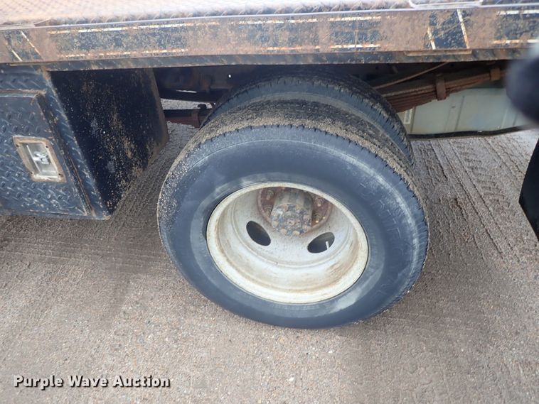 image for item DG3200 2000 Ford F350 Super Duty  flatbed pickup truck