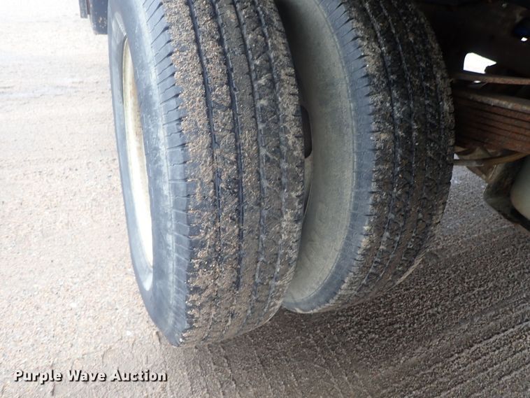 image for item DG3200 2000 Ford F350 Super Duty  flatbed pickup truck