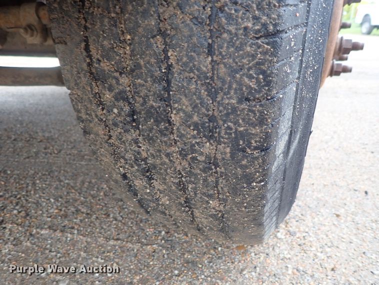 image for item DG3200 2000 Ford F350 Super Duty  flatbed pickup truck