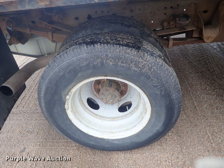 image for item DG3200 2000 Ford F350 Super Duty  flatbed pickup truck