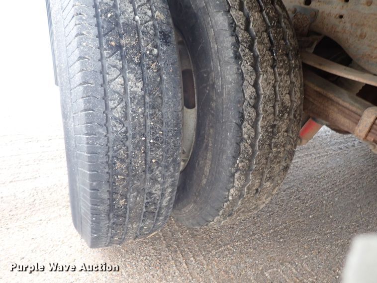 image for item DG3200 2000 Ford F350 Super Duty  flatbed pickup truck