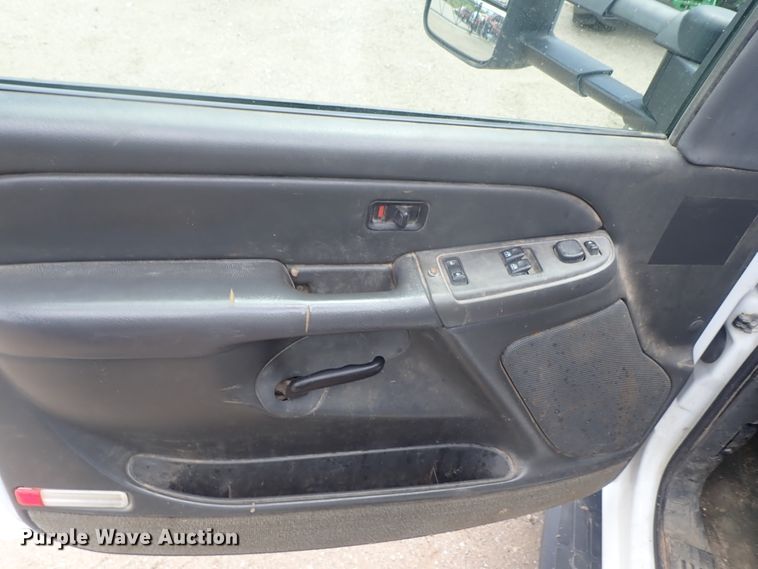 image for item DG3229 2004 Chevrolet Silverado 3500  Ext. Cab flatbed pickup truck