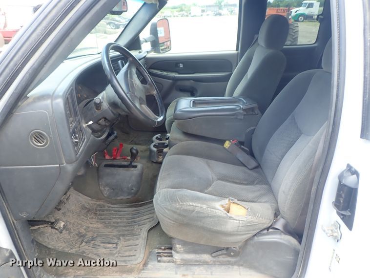 image for item DG3229 2004 Chevrolet Silverado 3500  Ext. Cab flatbed pickup truck