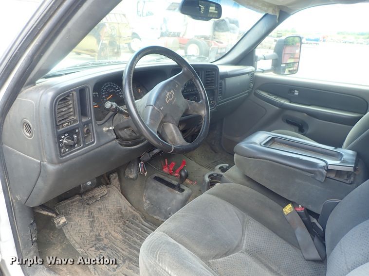 image for item DG3229 2004 Chevrolet Silverado 3500  Ext. Cab flatbed pickup truck