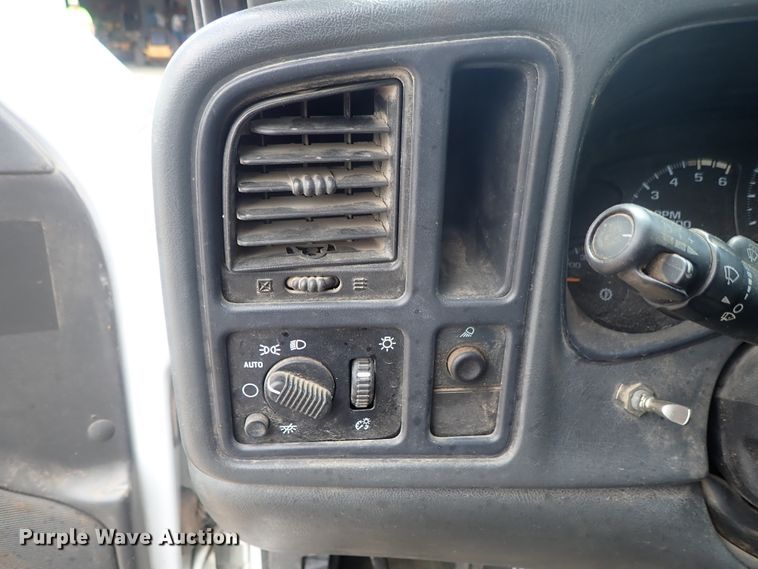 image for item DG3229 2004 Chevrolet Silverado 3500  Ext. Cab flatbed pickup truck