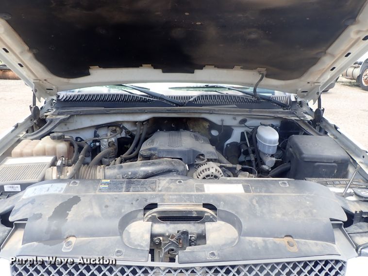 image for item DG3229 2004 Chevrolet Silverado 3500  Ext. Cab flatbed pickup truck