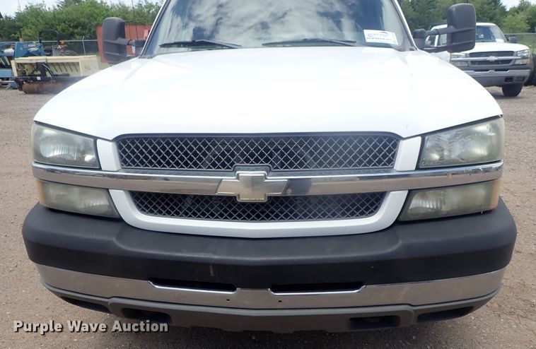 image for item DG3229 2004 Chevrolet Silverado 3500  Ext. Cab flatbed pickup truck