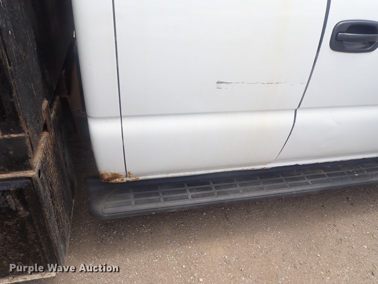 image for item DG3229 2004 Chevrolet Silverado 3500  Ext. Cab flatbed pickup truck