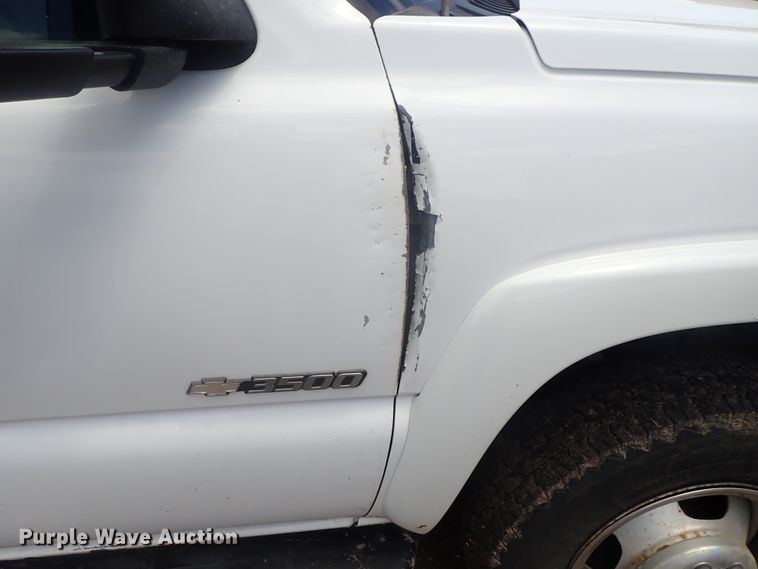 image for item DG3229 2004 Chevrolet Silverado 3500  Ext. Cab flatbed pickup truck