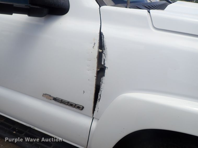 image for item DG3229 2004 Chevrolet Silverado 3500  Ext. Cab flatbed pickup truck