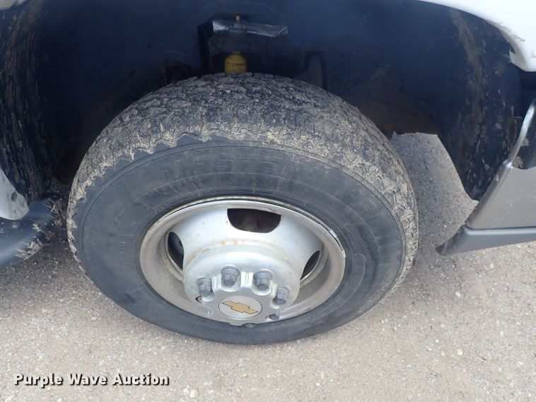image for item DG3229 2004 Chevrolet Silverado 3500  Ext. Cab flatbed pickup truck