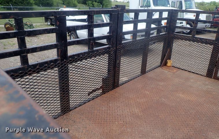 image for item DG3229 2004 Chevrolet Silverado 3500  Ext. Cab flatbed pickup truck