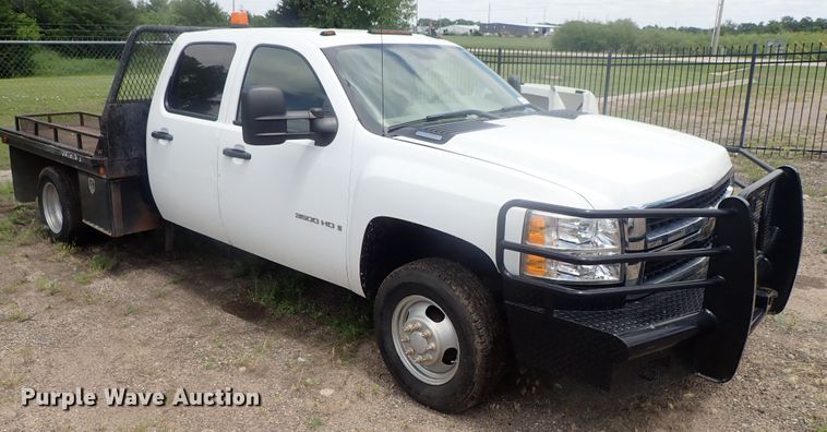 image for item DG3231 2009 Chevrolet Silverado 3500HD  Crew Cab flatbed pickup truck