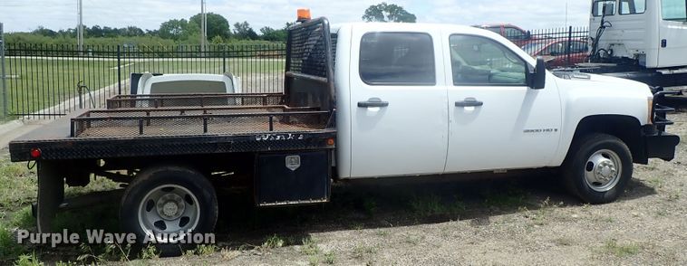 image for item DG3231 2009 Chevrolet Silverado 3500HD  Crew Cab flatbed pickup truck