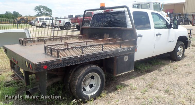 image for item DG3231 2009 Chevrolet Silverado 3500HD  Crew Cab flatbed pickup truck