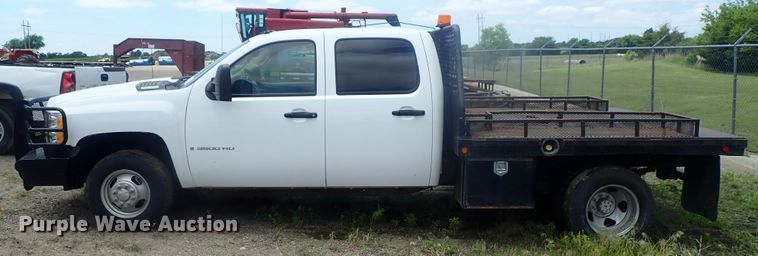 image for item DG3231 2009 Chevrolet Silverado 3500HD  Crew Cab flatbed pickup truck