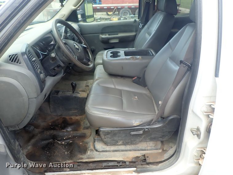 image for item DG3231 2009 Chevrolet Silverado 3500HD  Crew Cab flatbed pickup truck