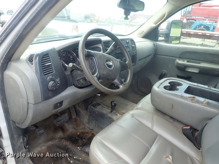 image for item DG3231 2009 Chevrolet Silverado 3500HD  Crew Cab flatbed pickup truck