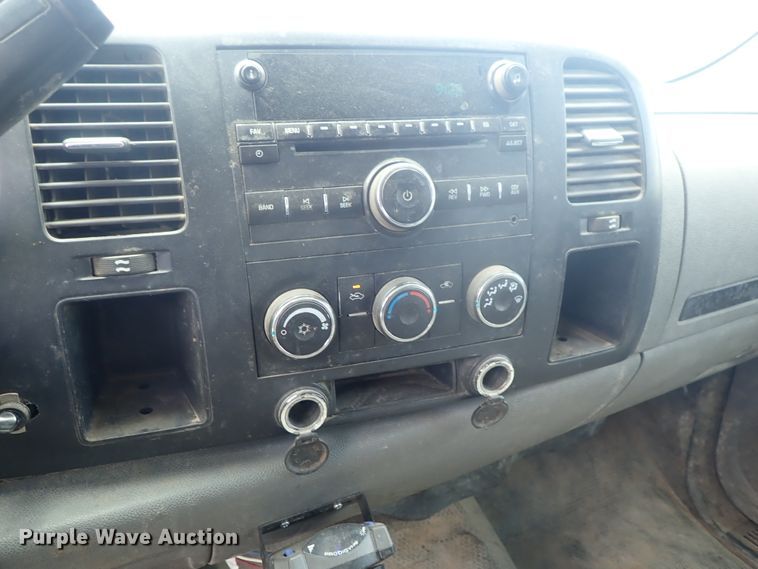 image for item DG3231 2009 Chevrolet Silverado 3500HD  Crew Cab flatbed pickup truck